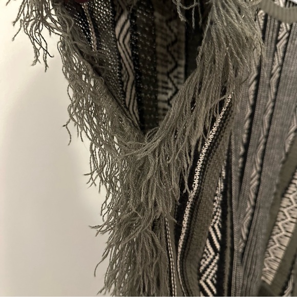 🔥 Guilty 2X Fringed Patterned Poncho with sleeves - Picture 3 of 6